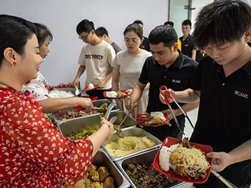 Bigluxning rasmiy kafelarini rasmiylashtirishni nishonlash: xodimlar uchun yangi foyda